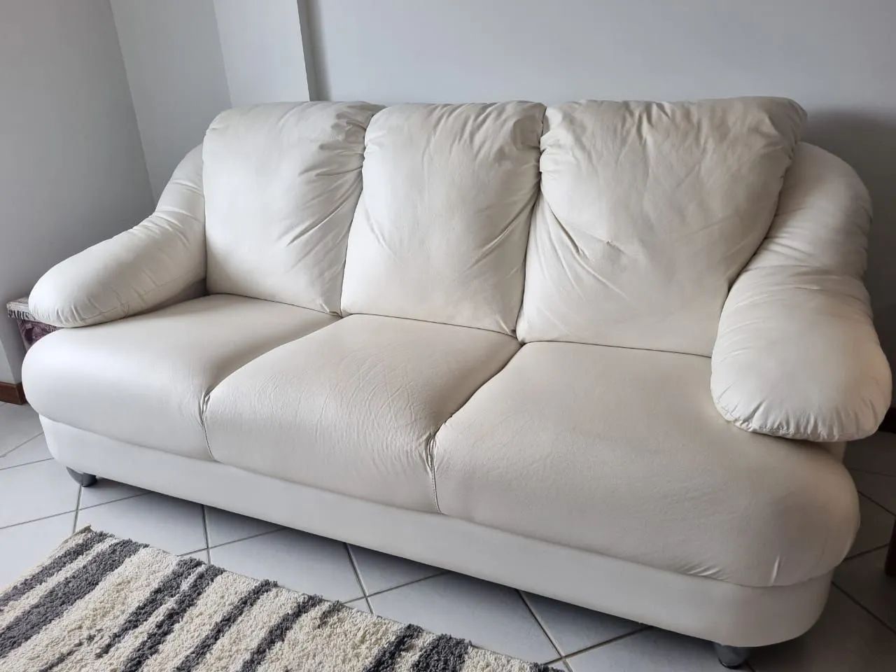 Sofá couro legítimo branco  3 lugares 2 metros por 90cm  - Foto 5