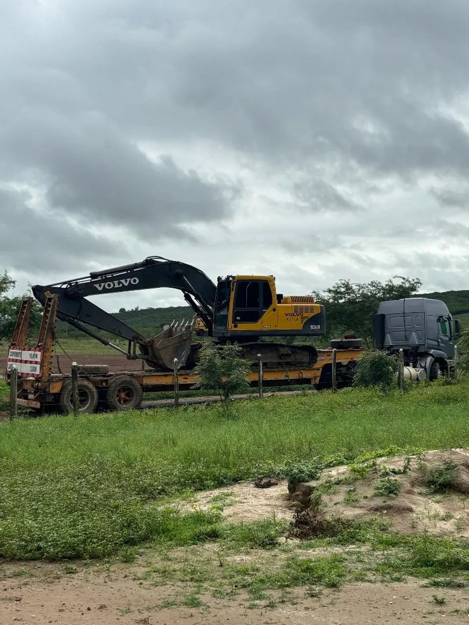 Locação de carreta prancha para transporte de máquinas pesadas  - Foto 5
