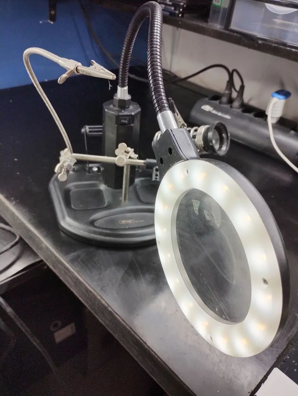 Base para soldagem eletrônica com lupa e iluminação 