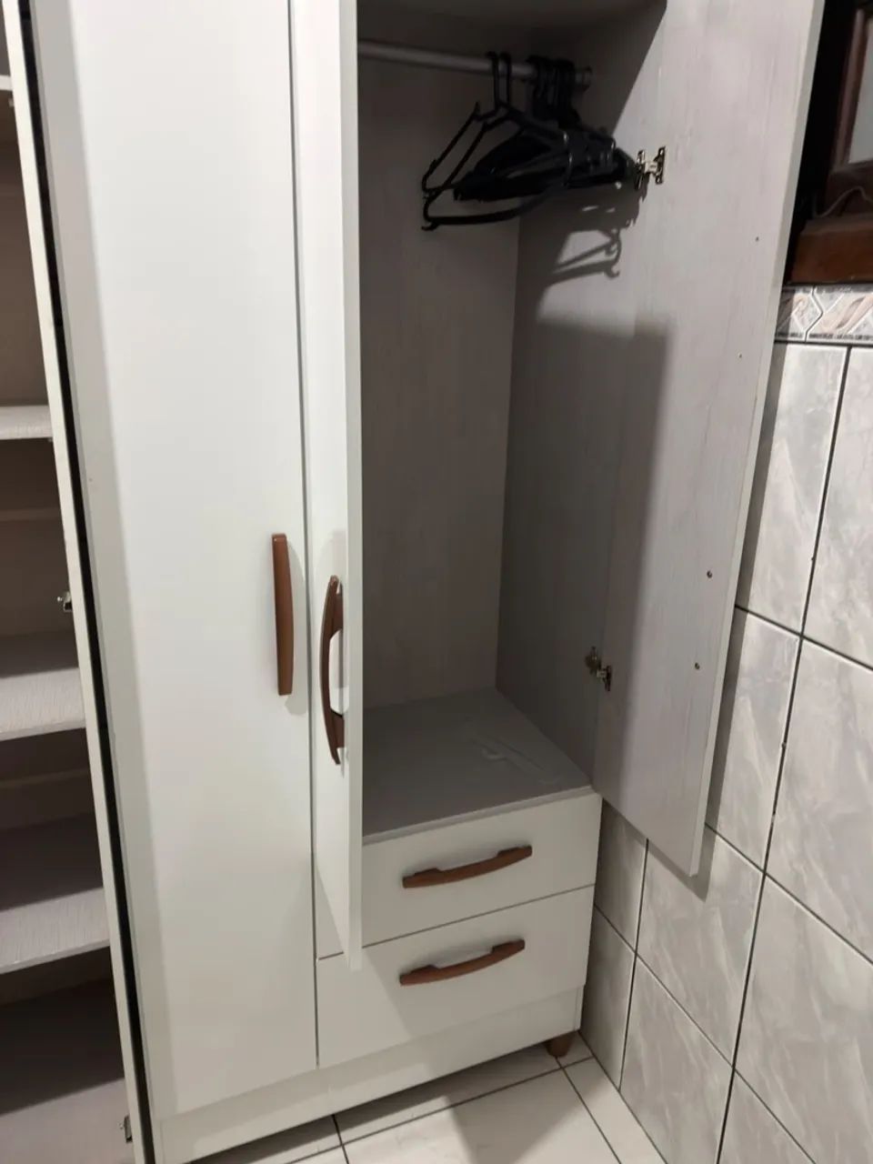 Vendo 2 guarda roupas 