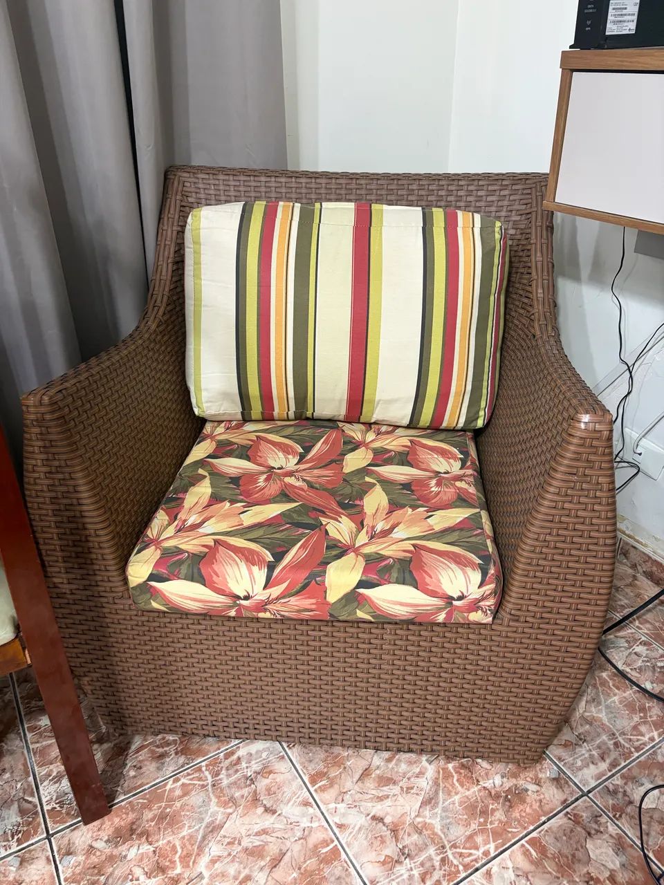 Poltrona de Rattan Sintético com Almofadas - Excelente Estado - Foto 2