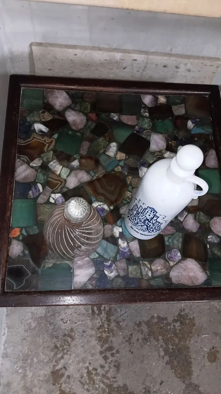 Mesa em madeira e tampo em pedra.