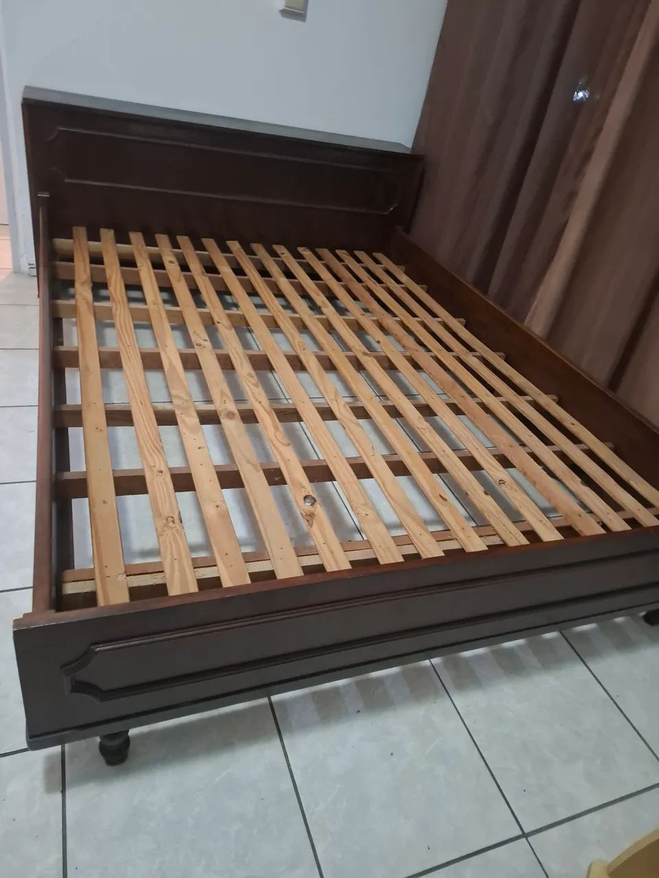 Cama de casal de imbuia com colchão de molas - Foto 3