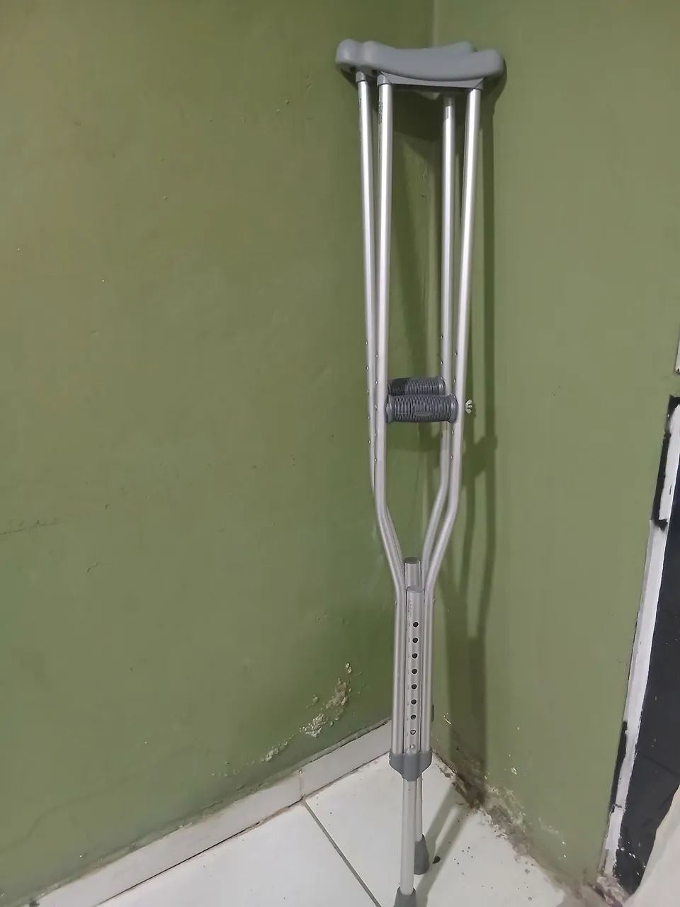 Par de muletas e bota ortopédica pouco usada.