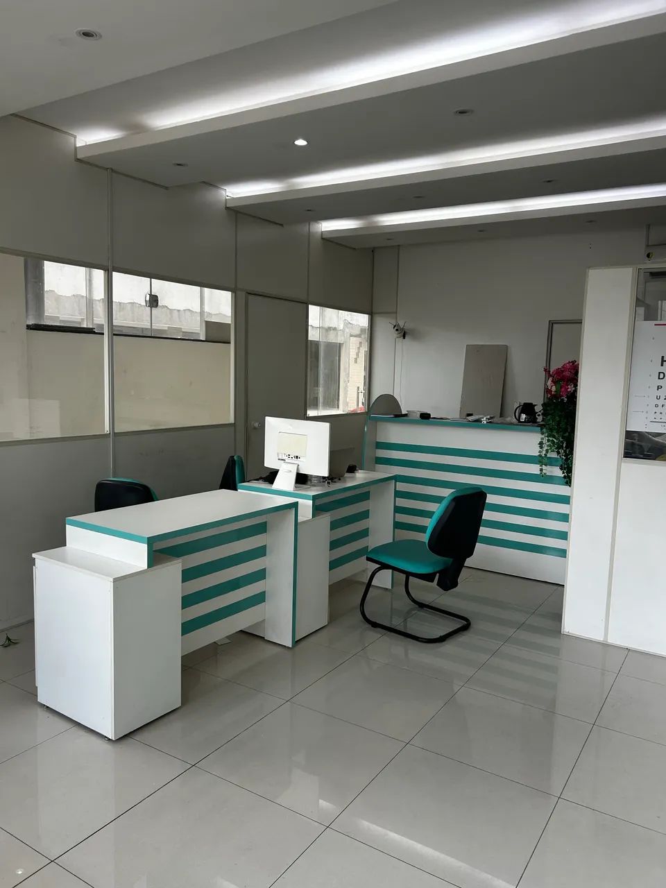 Loja imobiliada para alugar pronta para uso com 2 banheiros - Foto 5