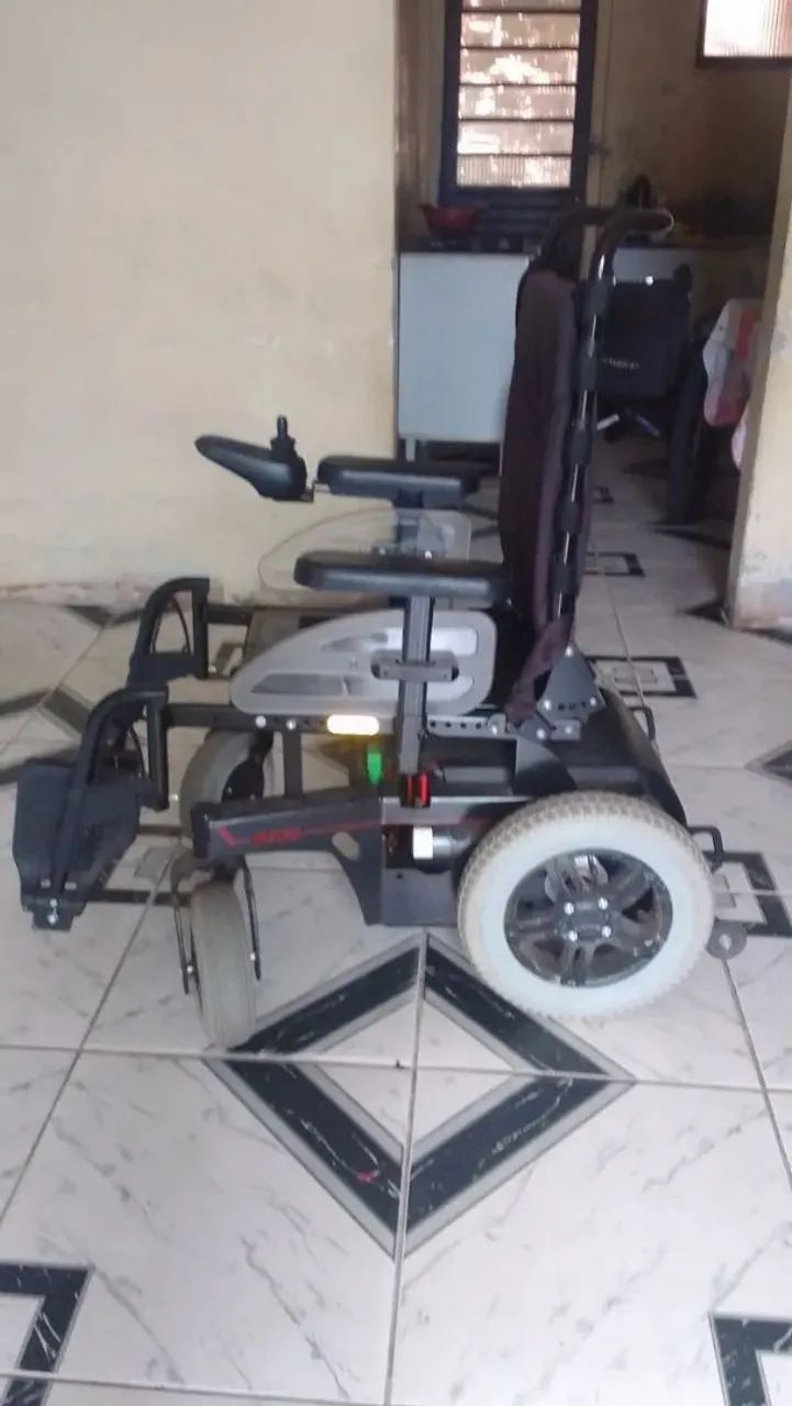 Cadeira de rodas motorizada - Foto 2