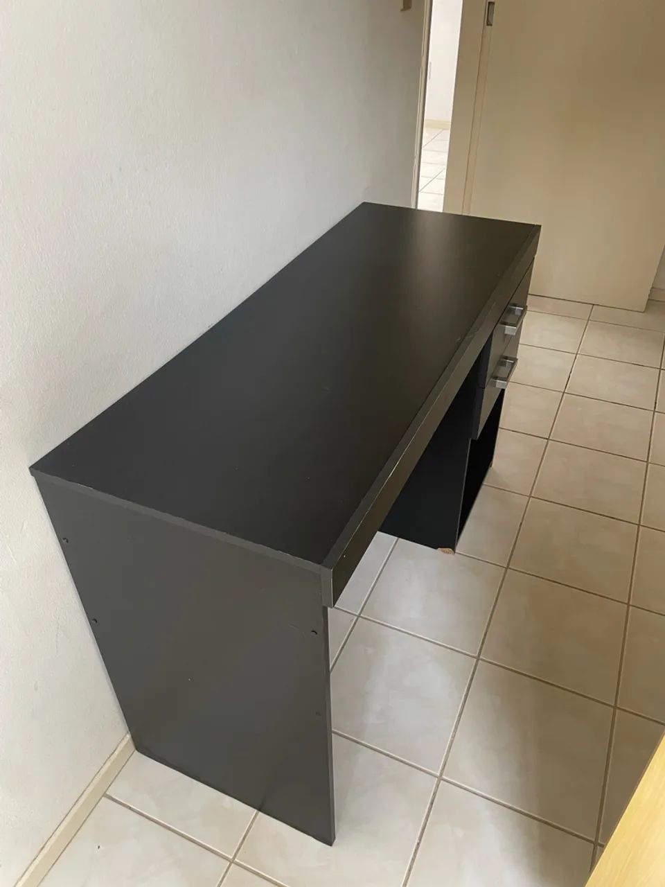 Escrivaninha preta com gavetas - Foto 3