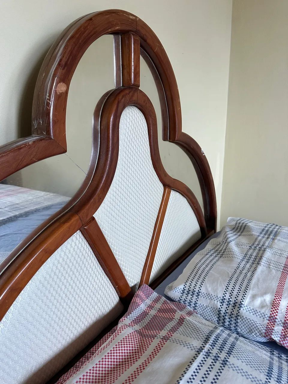 Cama de madeira maciça 