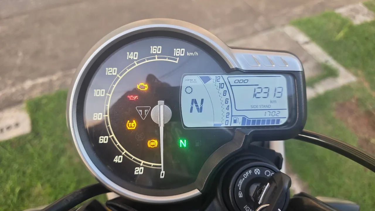 Triumph Scrambler 400x com acessórios - Foto 5