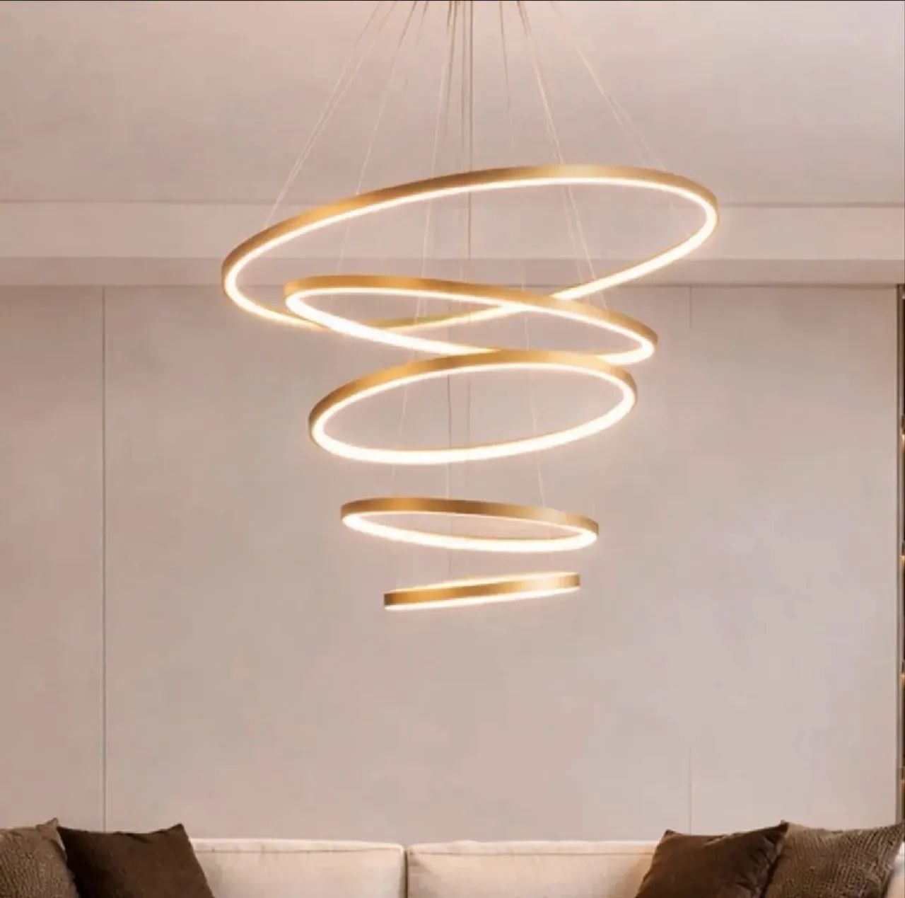 Lustre led pe direito alto 