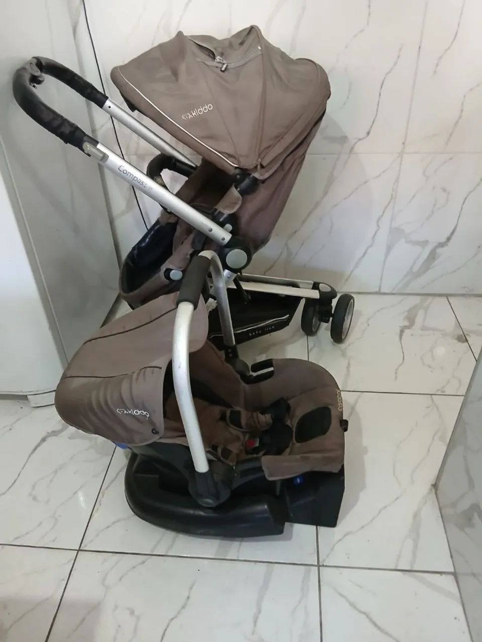 Carrinho com bebê conforto