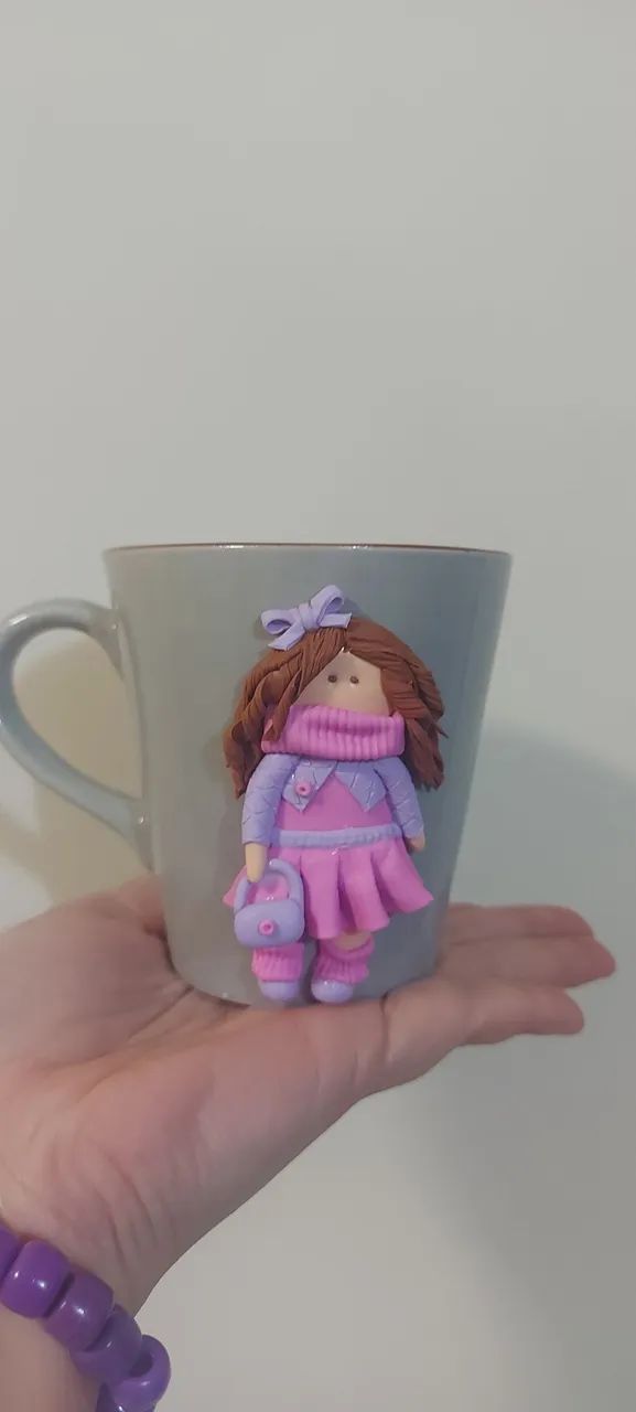 Caneca com boneca de biscuit, nova. Produto artesanal. 