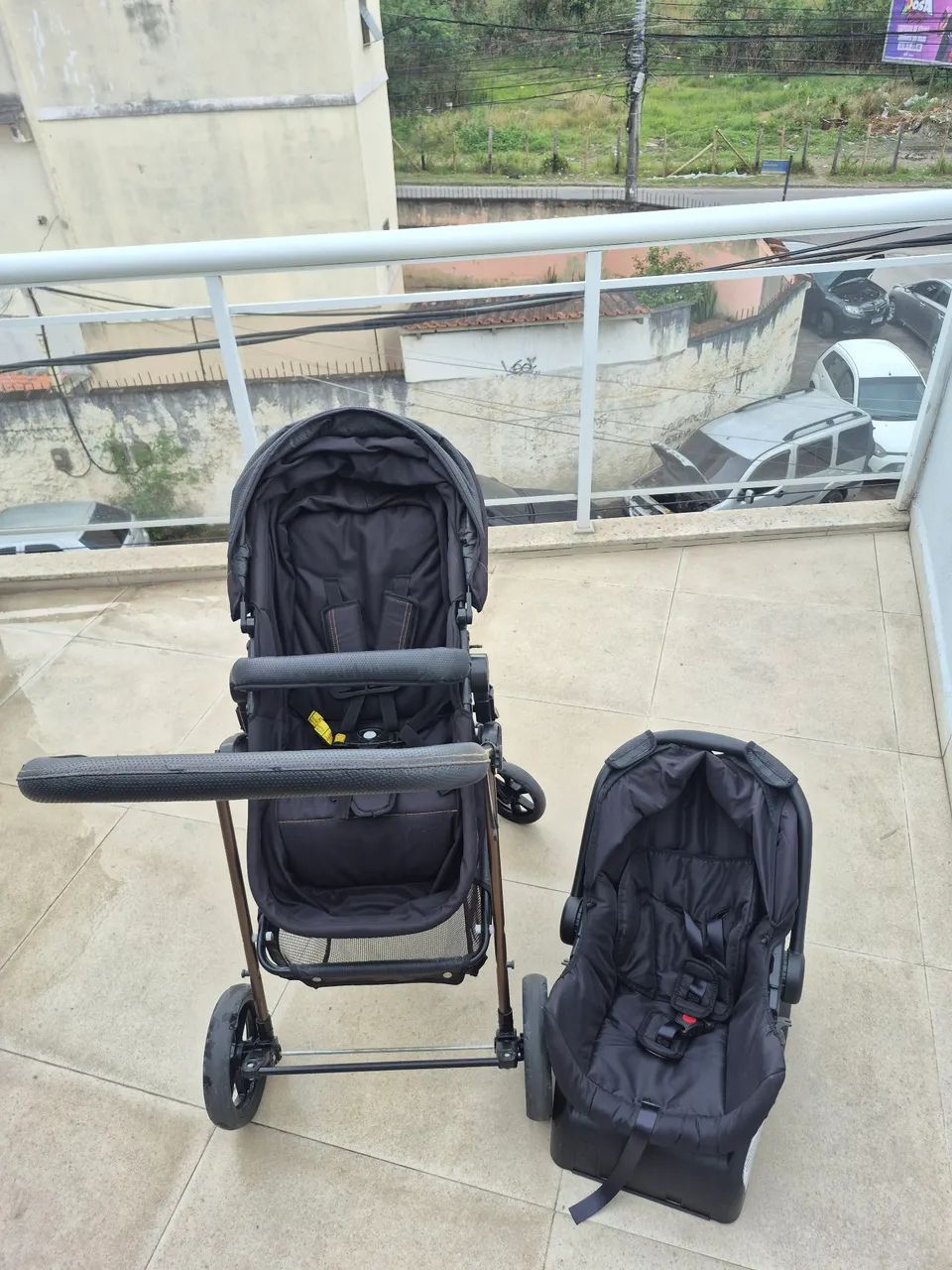 Carrinho de bebê galzerano com bebê conforto e suporte de carro