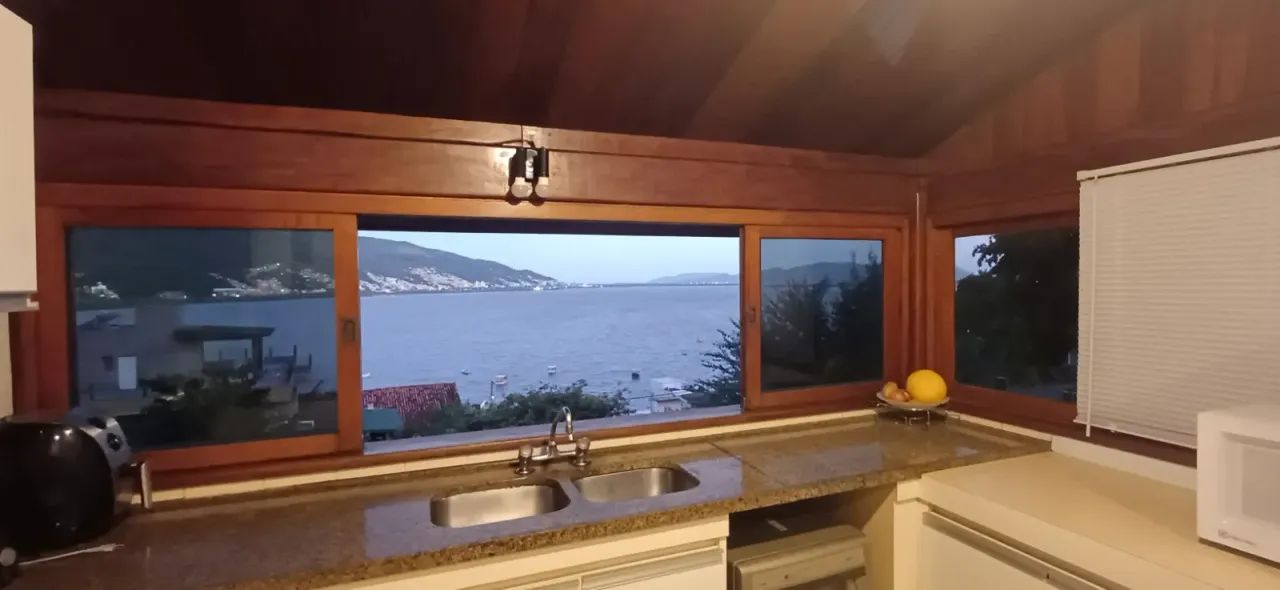 Casa para venda com 313 metros quadrados com 4 quartos
