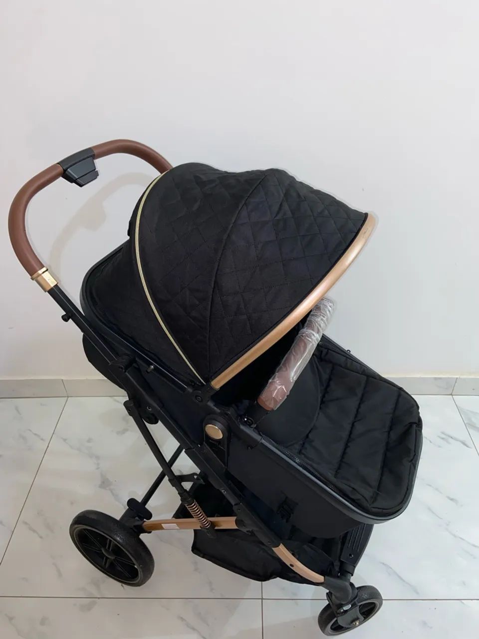 Carrinho de bebê com Moisés