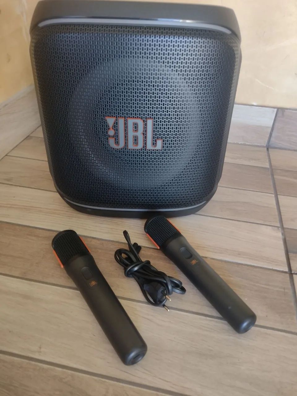 JBL PartyBox Encore 2, com 2 Microfones Originais.