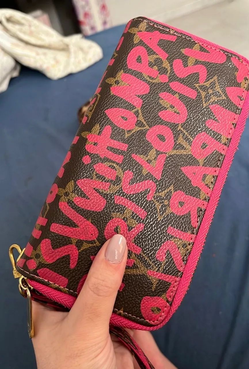 Clutch carteira de mão Louis Vuitton graffiti rosa  - Foto 4