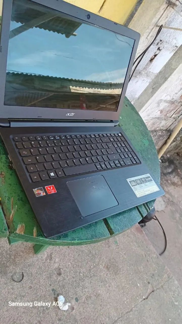 Vendo um notebook com defeito somente na bateria e um risco na tela, funciona tudo normal - Foto 3