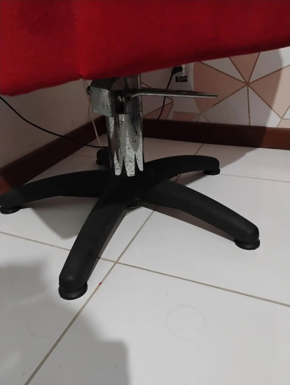 Cadeira giratória hidráulica vermelha  - Foto 2