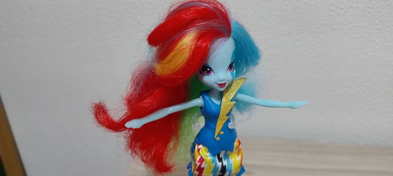 Boneca Equestria Rainbow Dash A8832 - Rainbow Rocks - My Little Pony - Foto 3