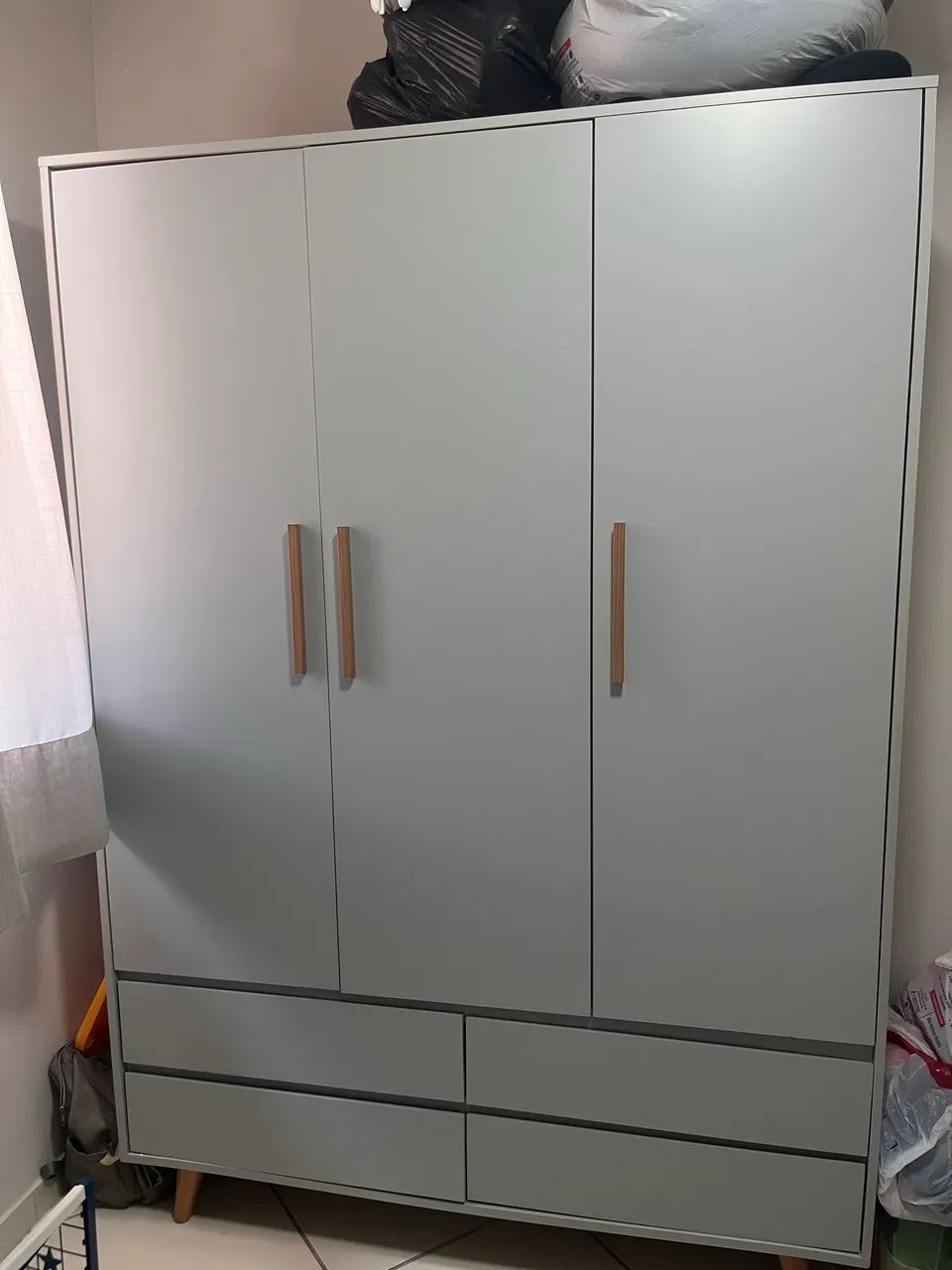 guarda roupa infantil cinza 