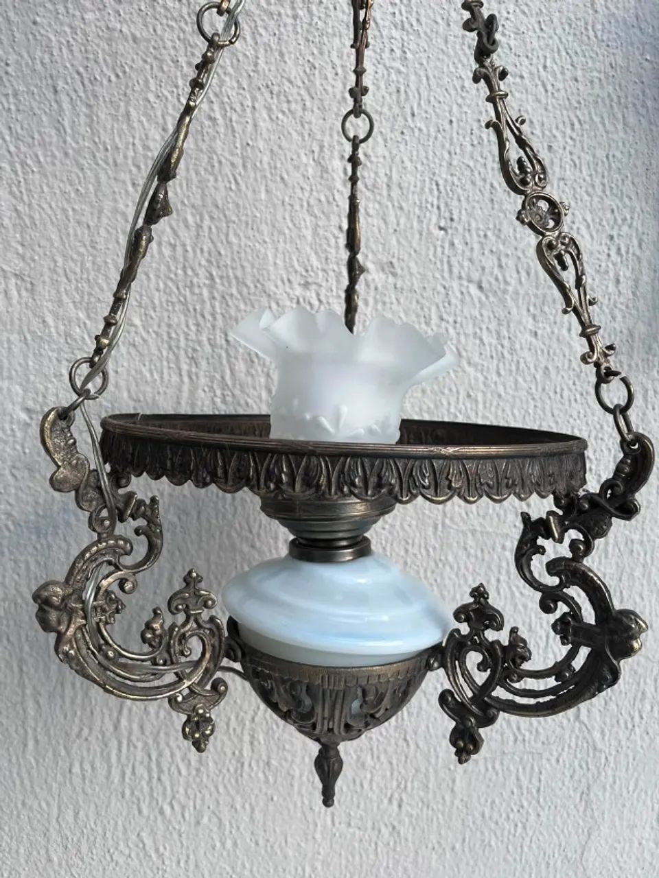 Lustre antigo em bronze com cupula de vidro