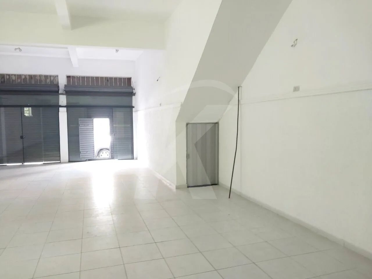 Salão comercial medindo 140 m² com 2 banheiros e 2 portas de aço. - Foto 4