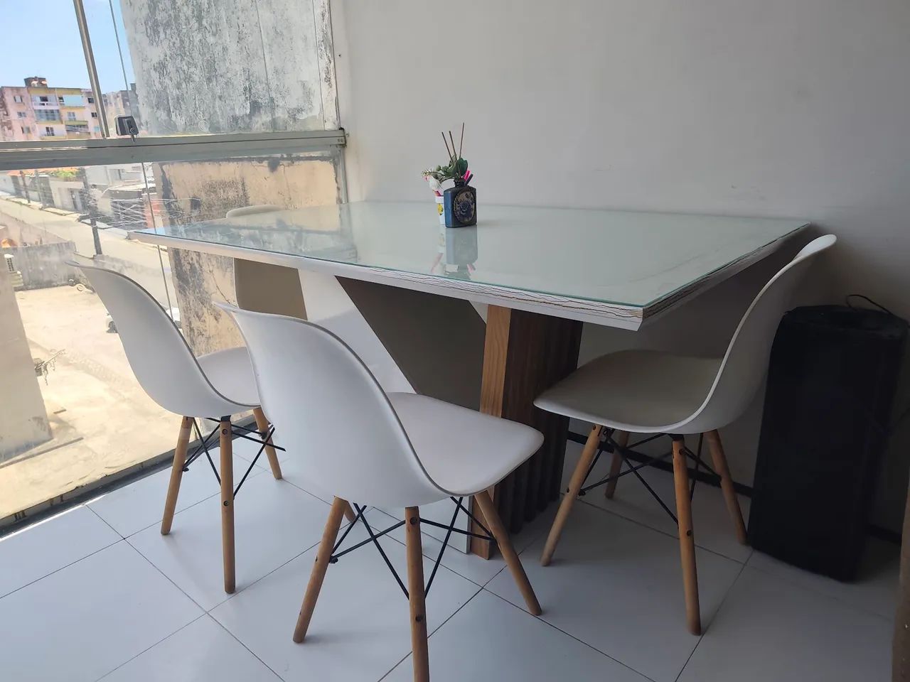 Linda mesa de jantar, com 4 cadeiras luxo.