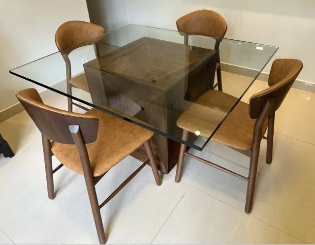 Mesa de jantar quadrada de alto padrão - OPORTUNIDADE