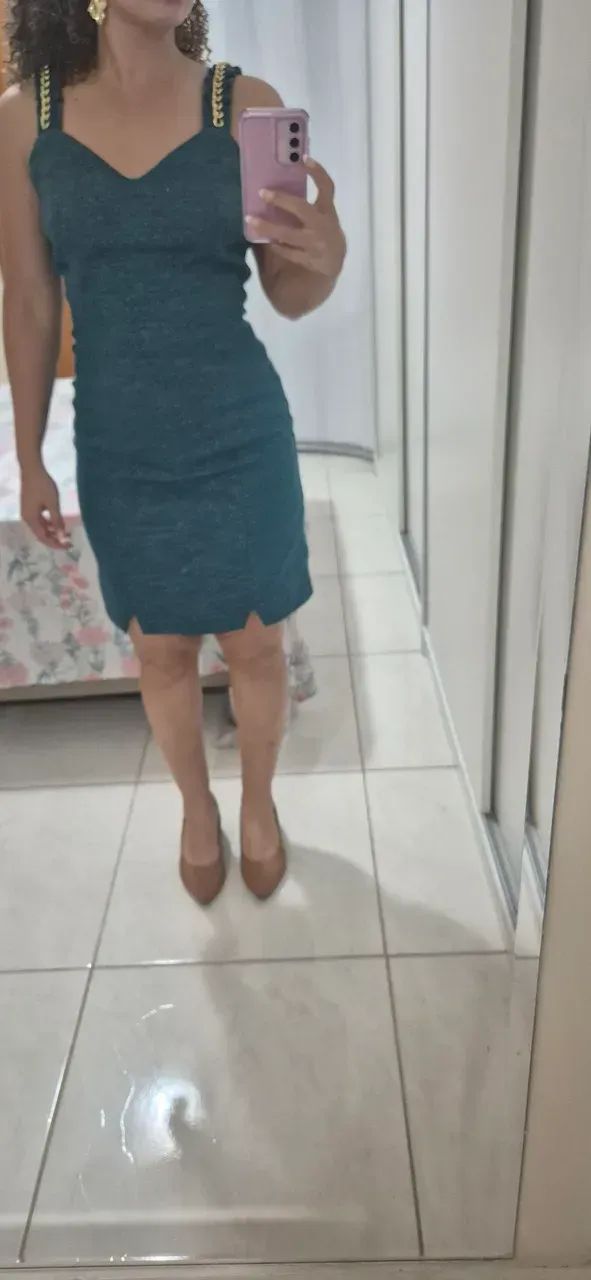 vestido verde com detalhe dourado