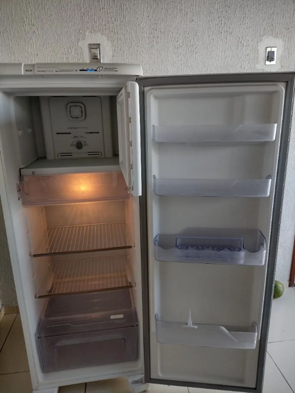 Geladeira 322 L Eletrolux RFE39 - Foto 3