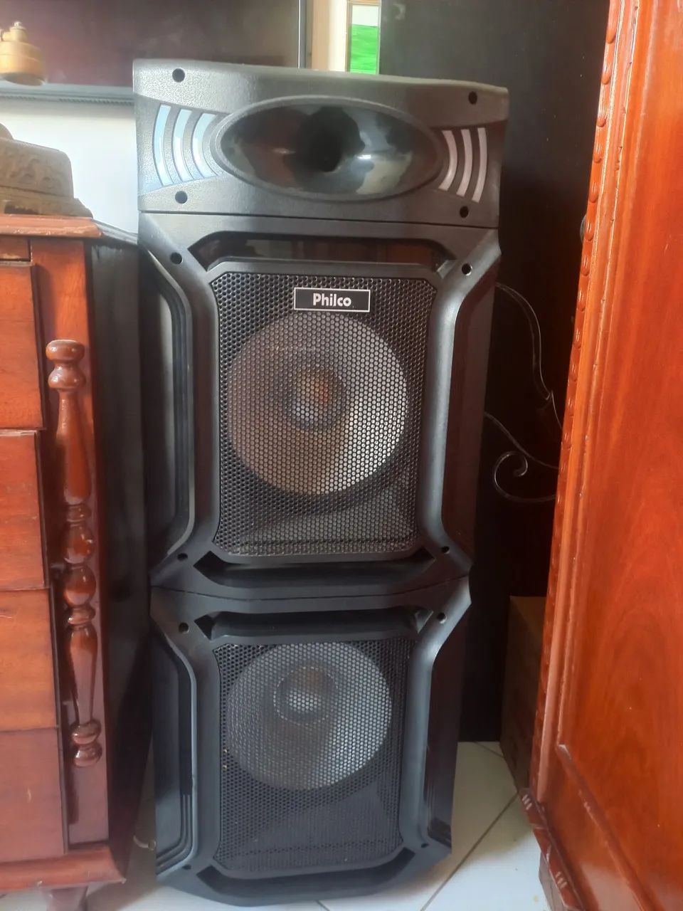 Vendo caixa de som com bluetooth,2 entradas para microfone, jogo de leds,fm,Eco e saidas