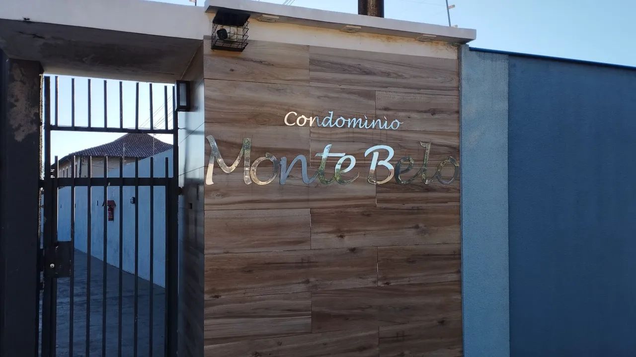 Casa germinada em condomínio.