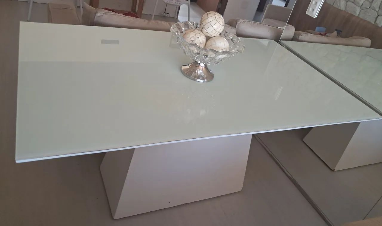 Mesa com tampo de vidro branca em laca
