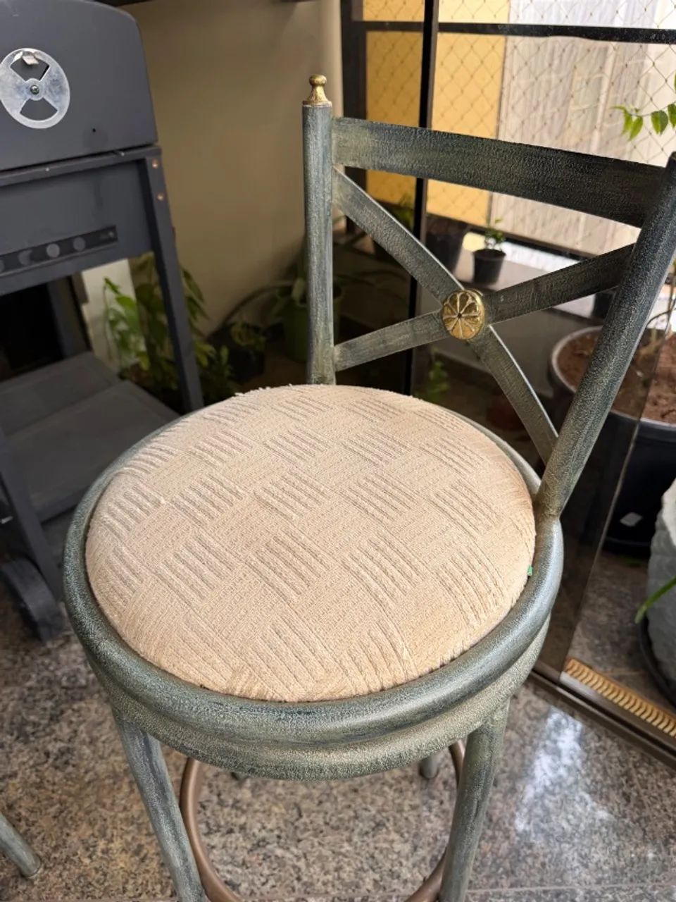 Banqueta em ferro com tecido estilo retrô 