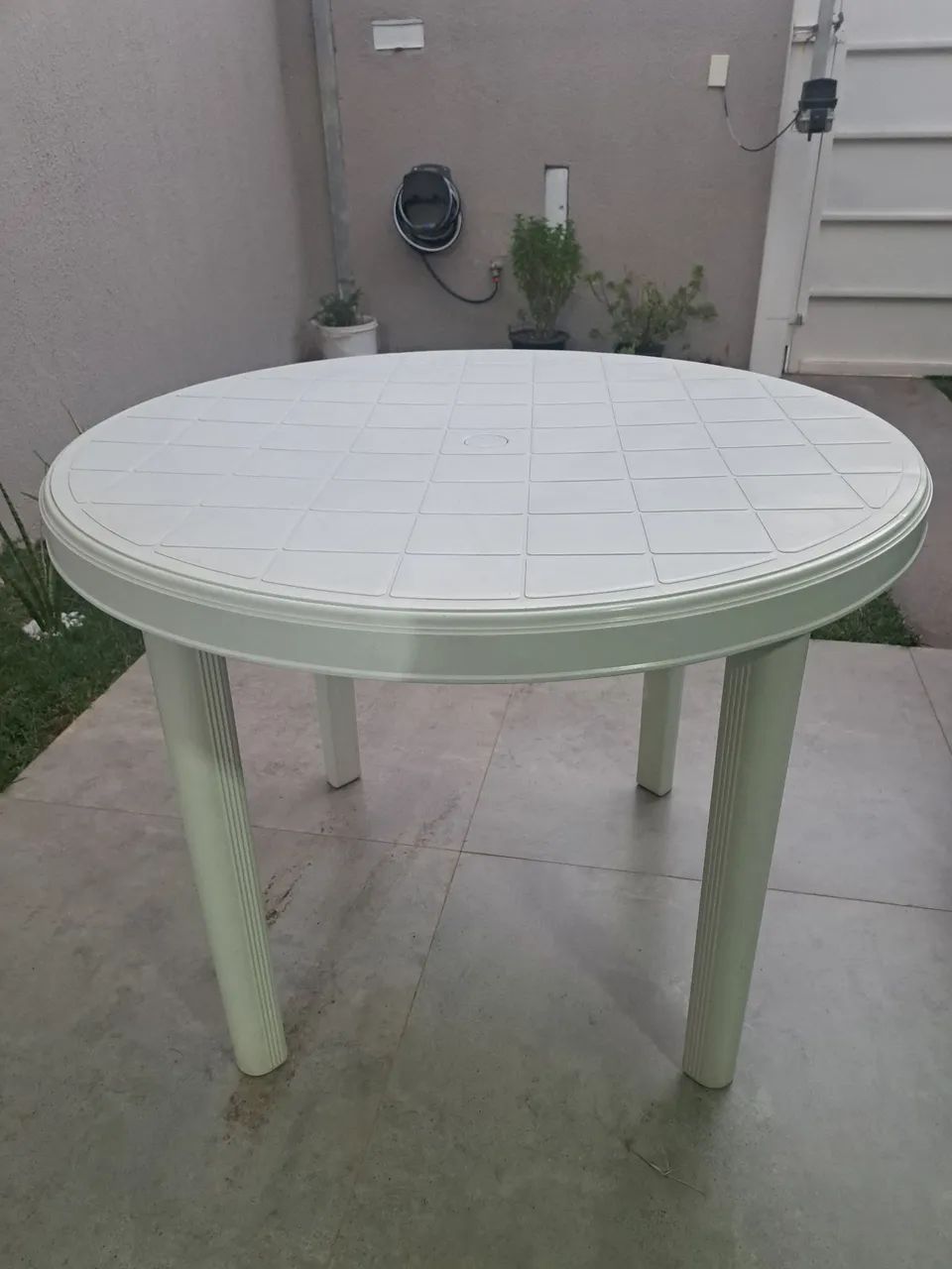 Mesa com 4 Cadeiras de Plástico com apoio de braço  - Foto 4