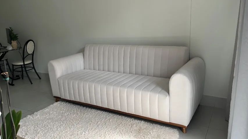 Sofá Canelado com Base de Madeira e Acabamento Sofisticado
