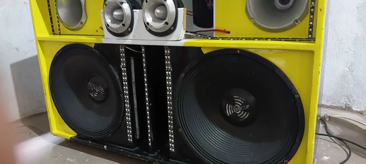 Vendo dois Alto falante de 15 polegadas da magnus de 500 rms