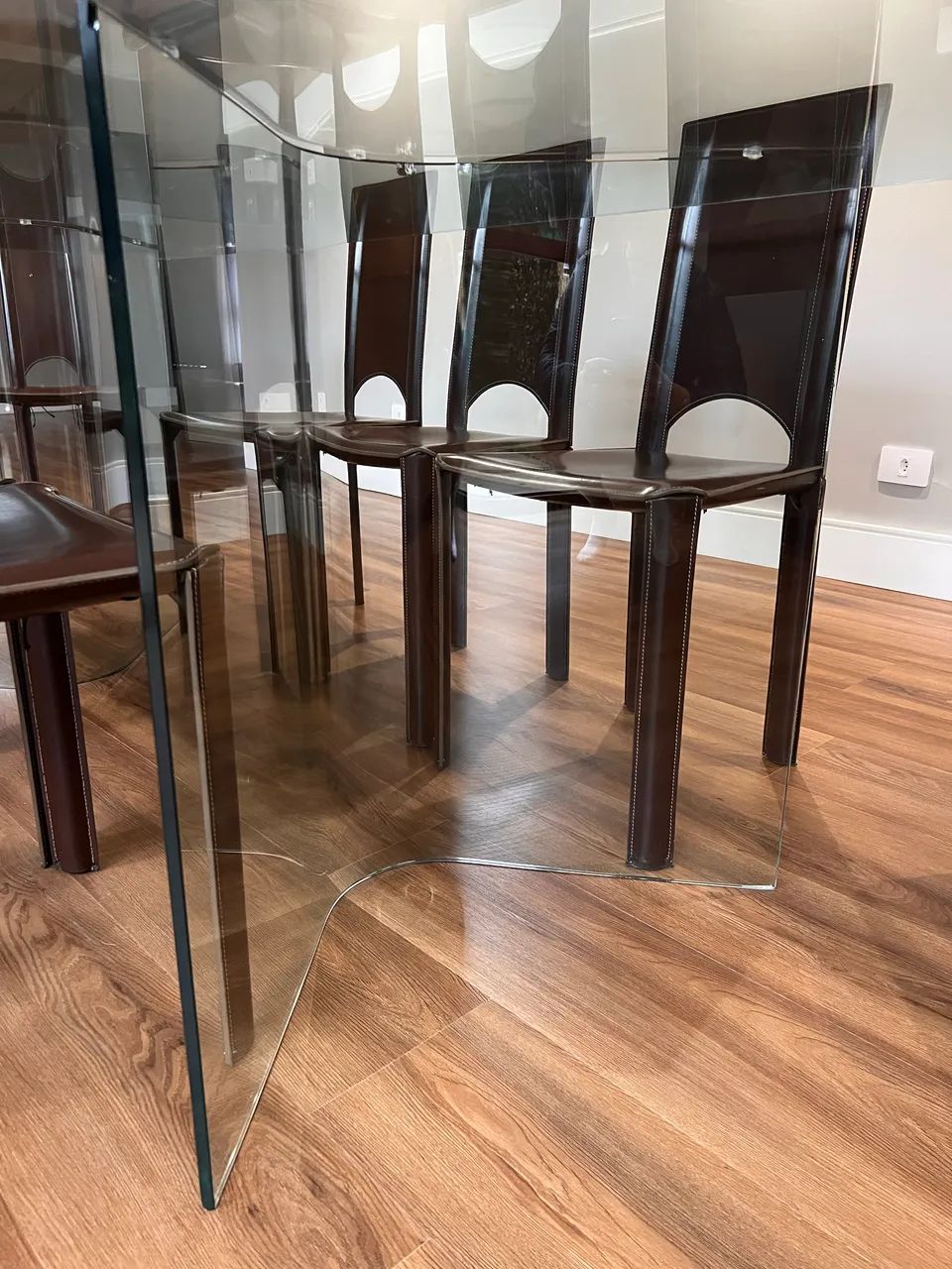 Mesa de jantar de vidro com 8 cadeiras em couro - Foto 3