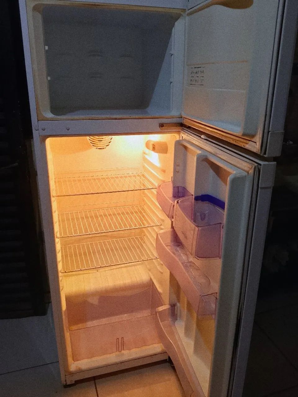 Vendo geladeira funcionando perfeitamente  - Foto 5