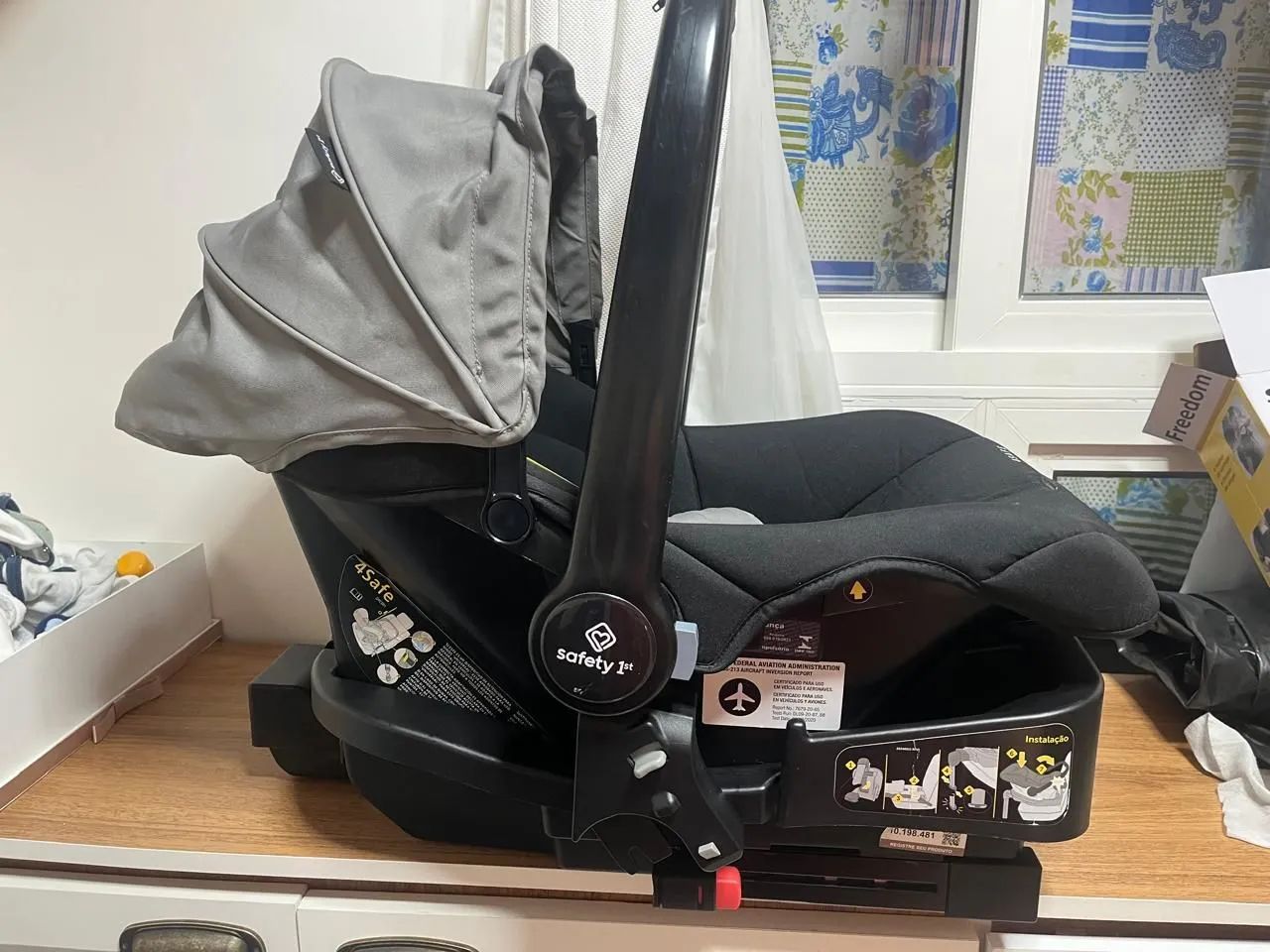 Bebê conforto com base de instalação veicular