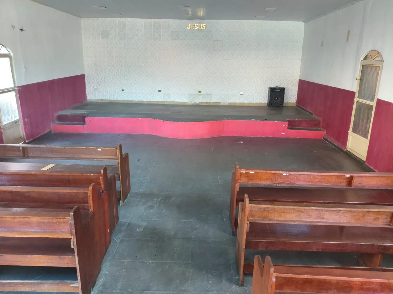 Vendo um imóvel onde funcionava uma igreja.