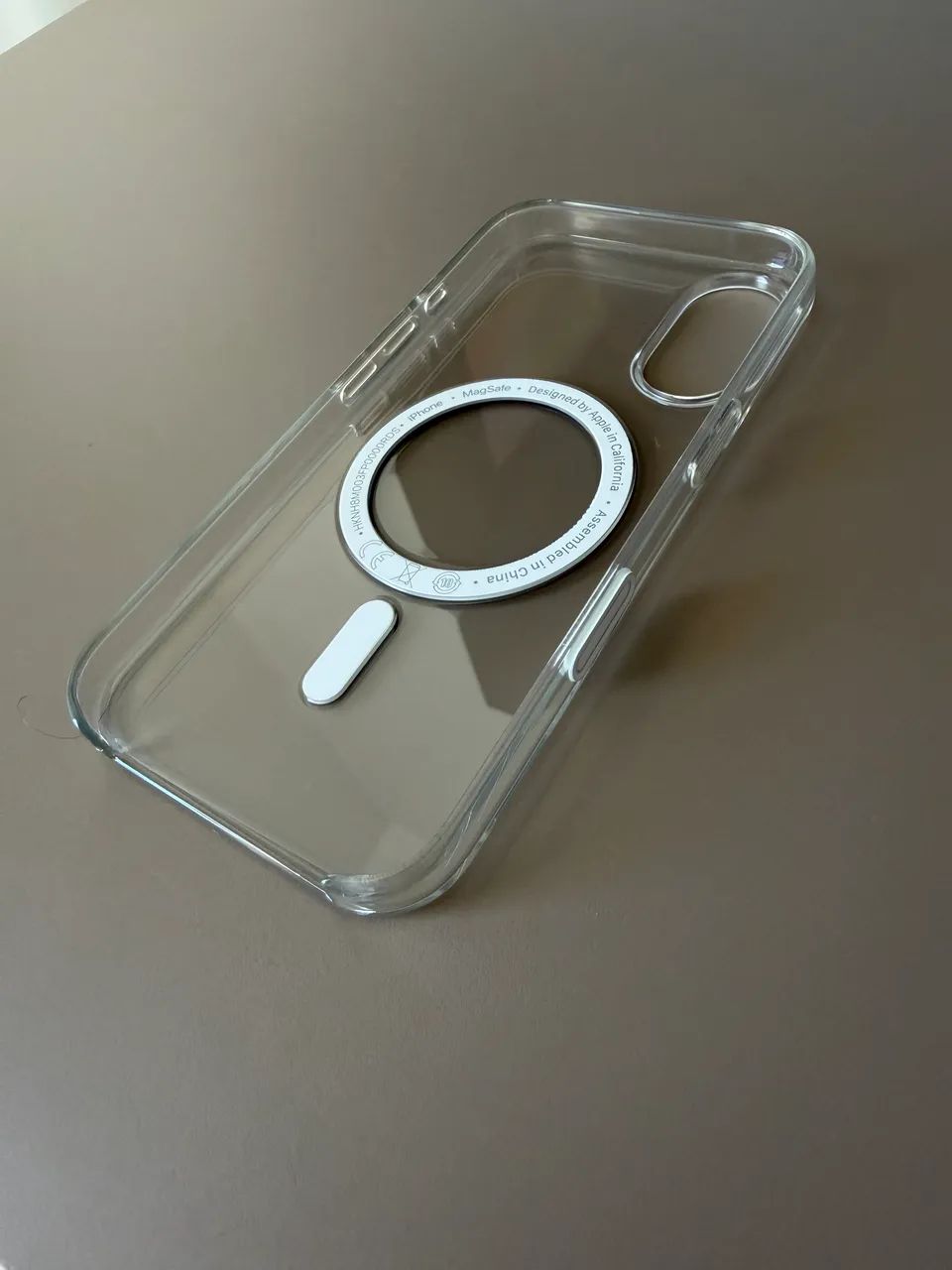 Capa original Apple transparente com MagSafe para iPhone 16 - Foto 4
