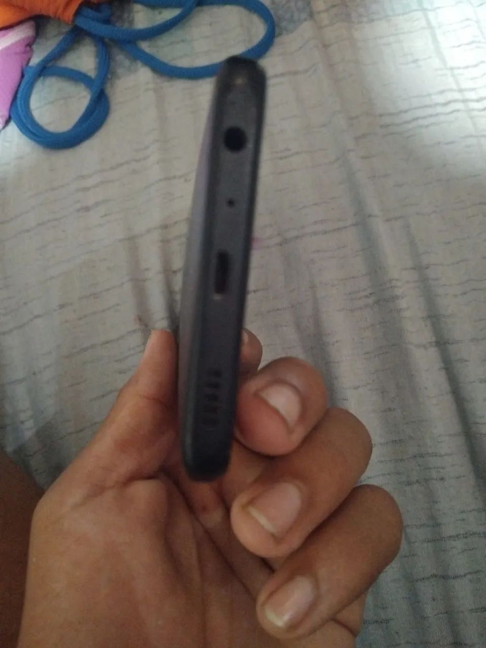 tou com um celular bom, defeitos tela arracha e o botão de ligar ruim fora isso, funciona - Foto 5
