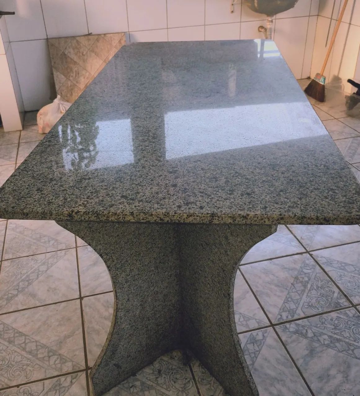Mesa de granito com pés de granito 
