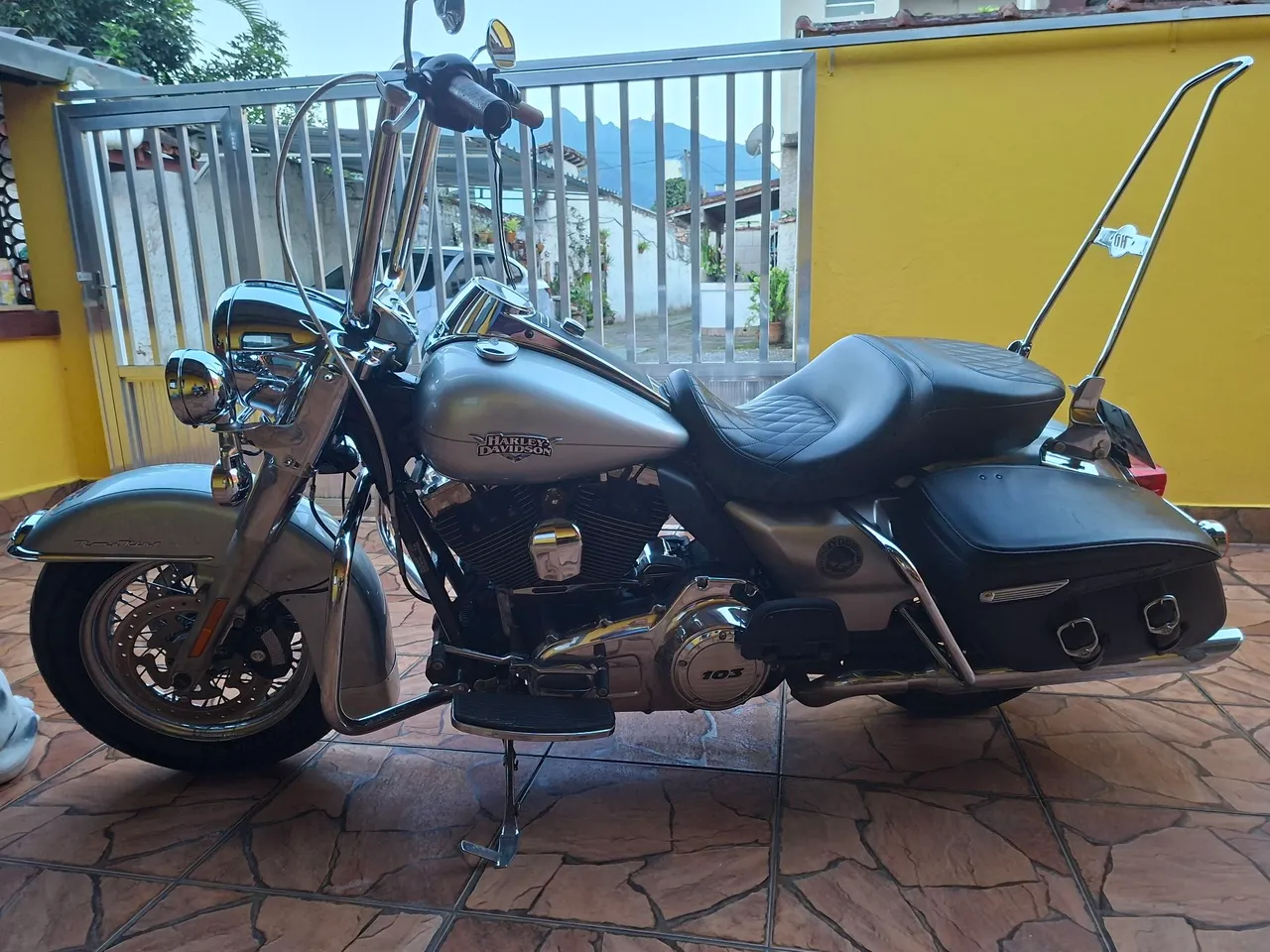 Motos Harley-Davidson Road 2011 no Brasil