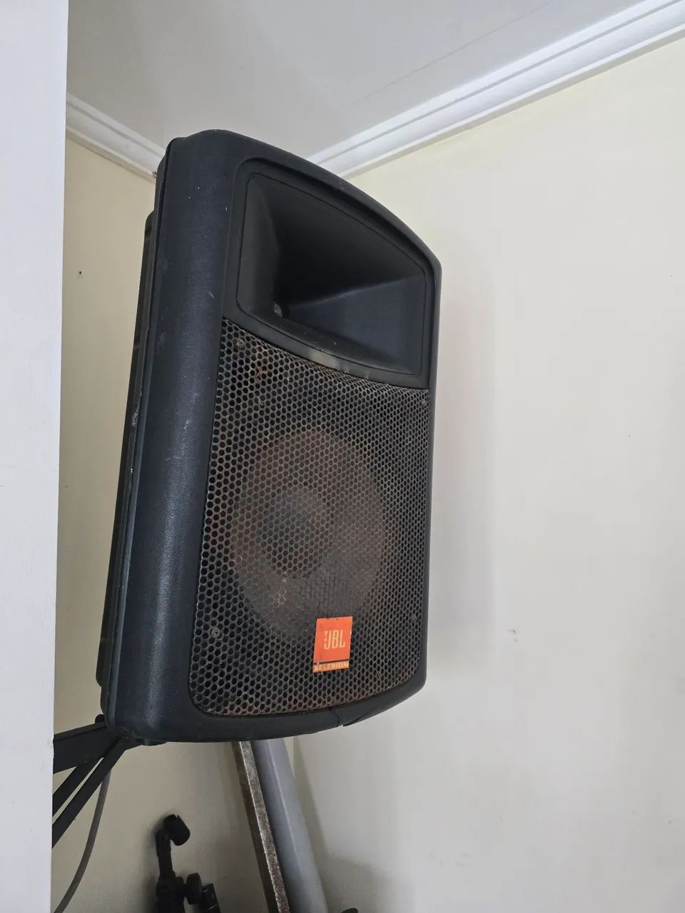 Caixa de som profissional JBL
