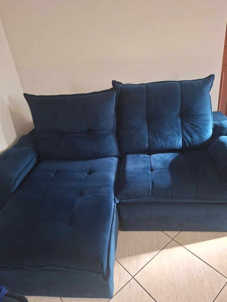 Vende-se sofá azul em suede semi novo  - Foto 3
