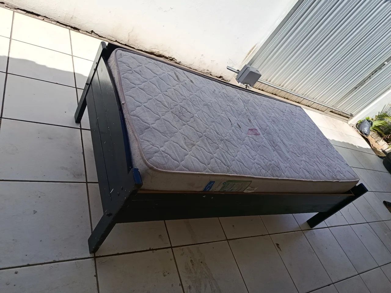 Cama de solteiro em madeira muito boa com colchão  - Foto 2