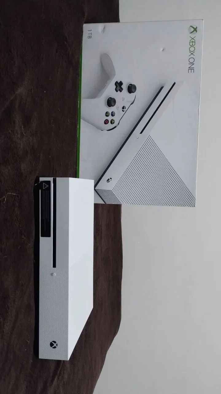 Xbox One S 1Tb + 2 Controles